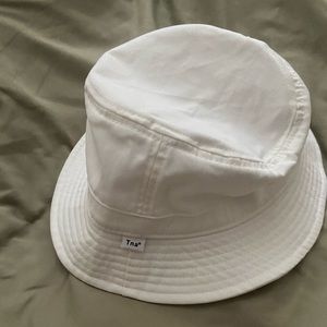 aritzia white bucket hat